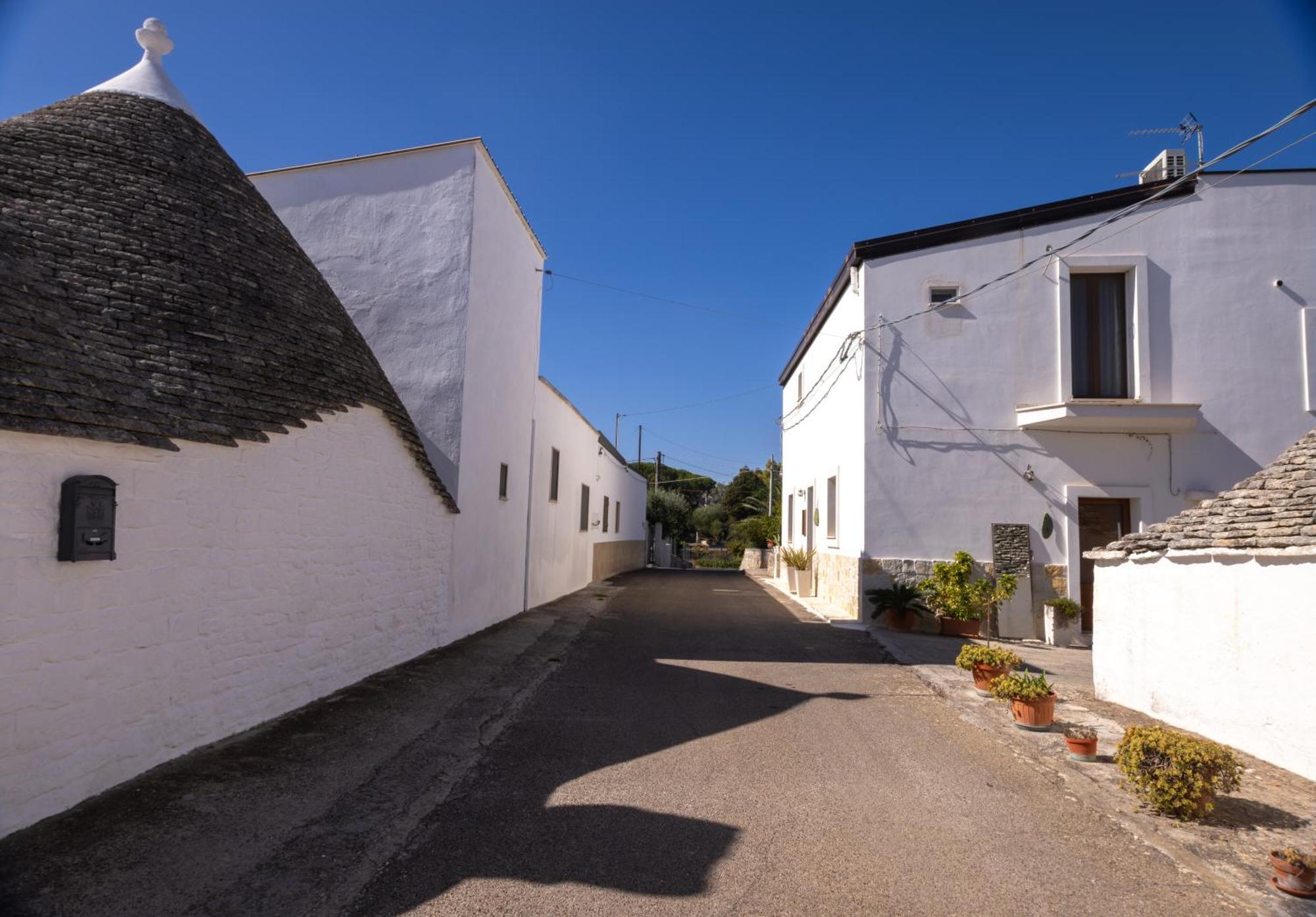 Villa With Trullo And Pool, Alberobello Exterior photo